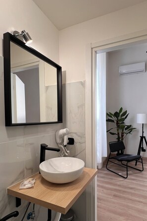 Basic Quadruple Room | Bathroom | Shower, free toiletries, hair dryer, towels