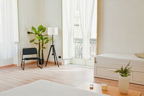 Habitación cuádruple básica | Cortinas opacas, tabla de planchar con plancha, wifi gratis