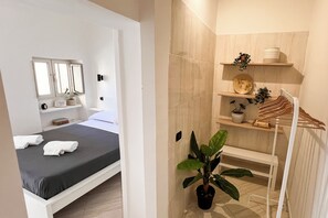 Basic Double Room | Blackout drapes, iron/ironing board, free WiFi - 174 Urban Stay (Napoli)