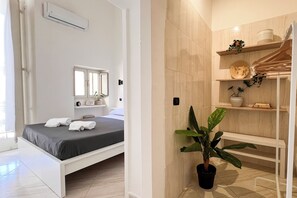 Basic Double Room | Blackout drapes, iron/ironing board, free WiFi - 174 Urban Stay (Napoli)