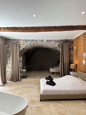 Spa - Écrin Caché suite with pool table and island bath (Anduze)