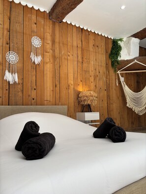 Room - Écrin Caché suite with pool table and island bath (Anduze)