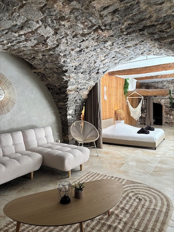 WiFi、ベッドシーツ. Écrin Caché suite with pool table and island bath