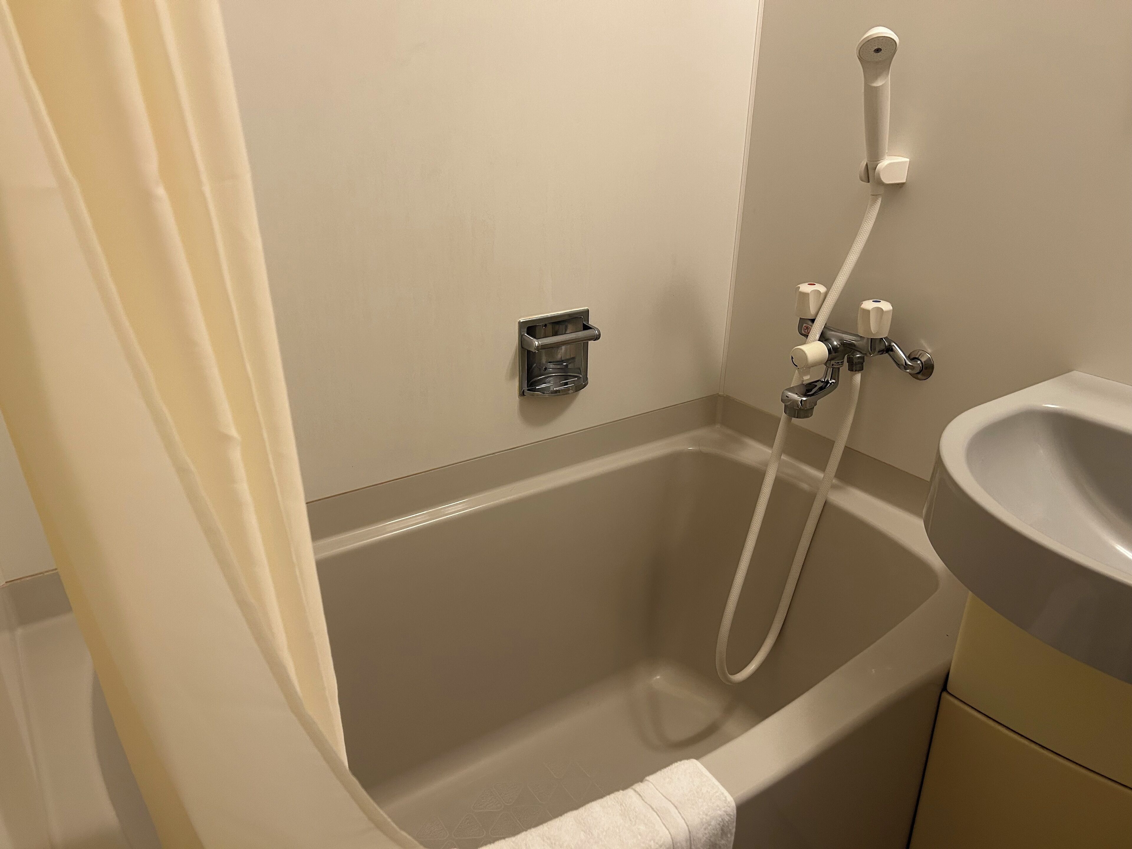 Une salle de bain avec une baignoire, une douche et un lavabo.