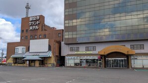 A hotel with a prominent sign for 'GRAND HOTEL' and a coffee lounge named 'La Santé'. - Kanonji Grand Hotel (Kanonji)