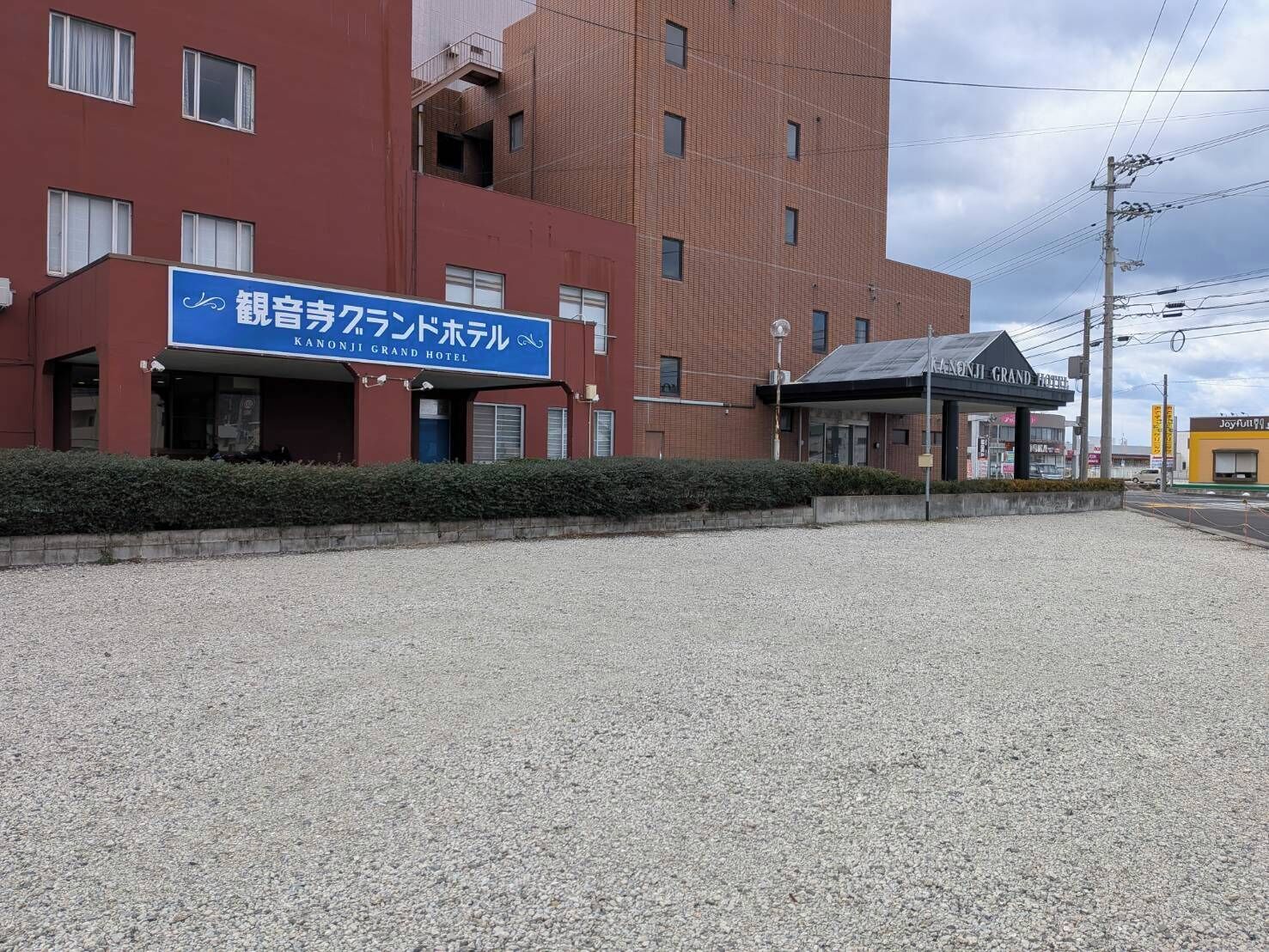 A building with a sign for Kanonji Grand Hotel.
