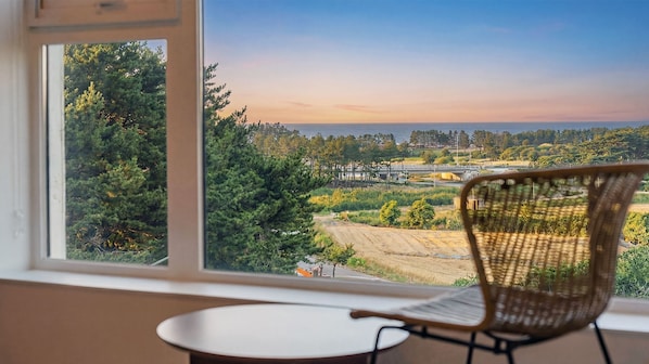 A room with a large window overlooking a forested area and a bridge. - Yangyang Stay Y (Yangyang)
