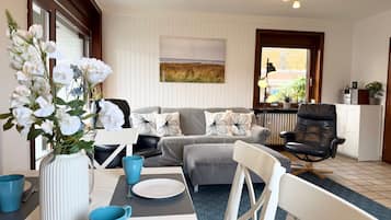 Una televisión, una mesa de tenis de mesa, un reproductor estéreo