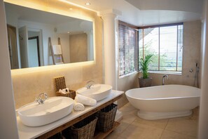 Regadera, secadora de cabello, bidet, toallas 