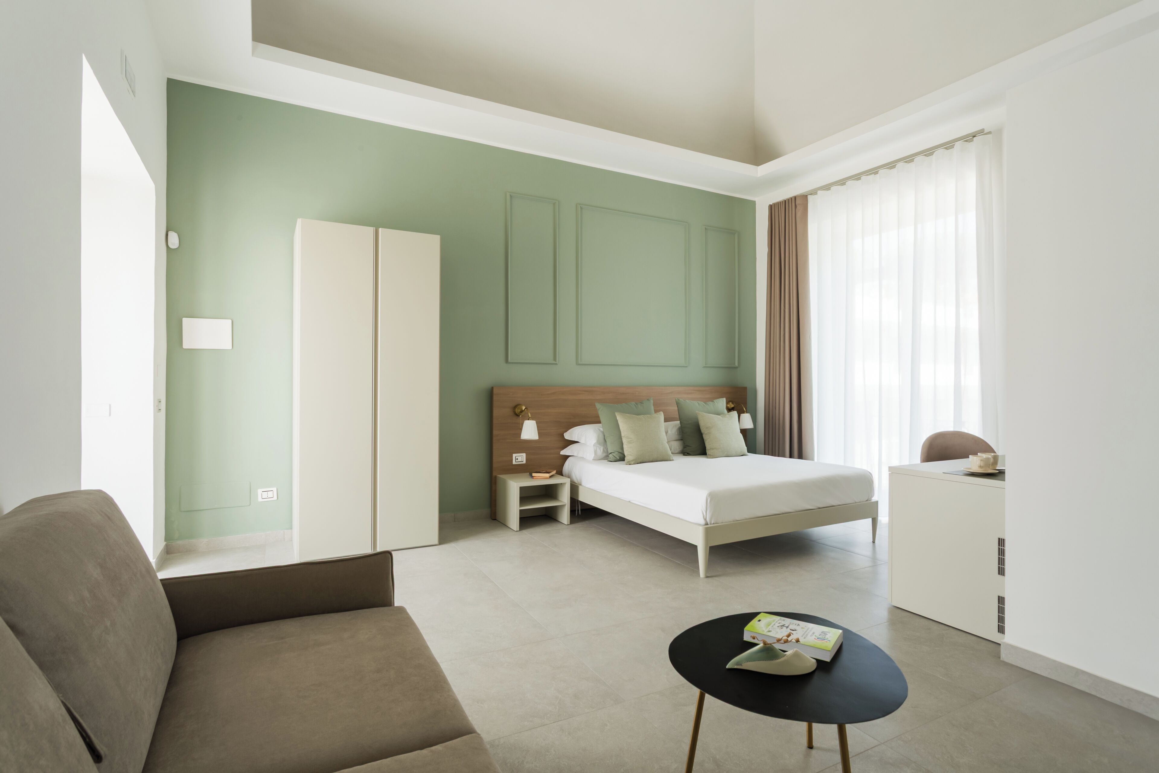 Escritorio, espacio para trabajar con laptop y wifi gratis 