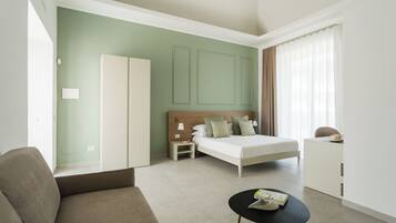 Schreibtisch, laptopgeeigneter Arbeitsplatz, kostenloses WLAN