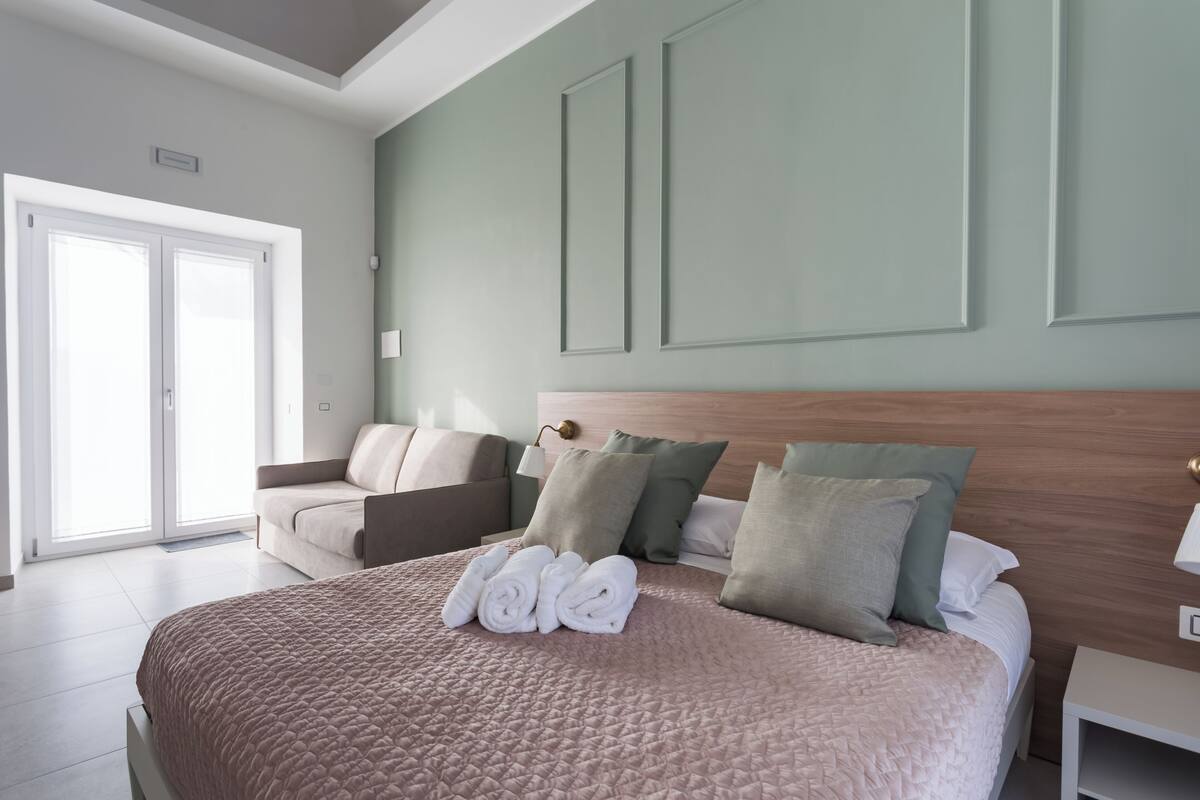 Escritorio, espacio para trabajar con laptop y wifi gratis