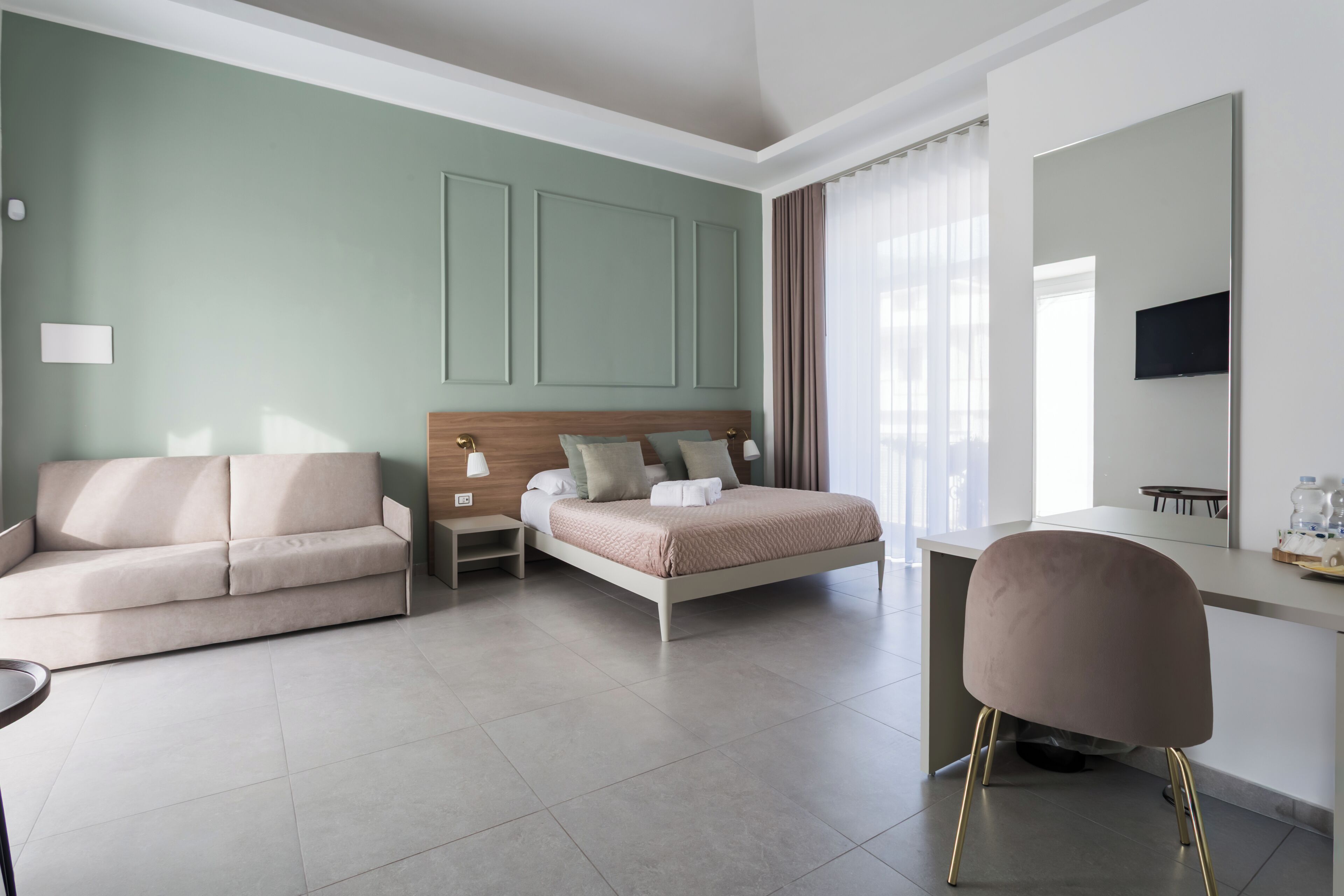 Escritorio, espacio para trabajar con laptop y wifi gratis 