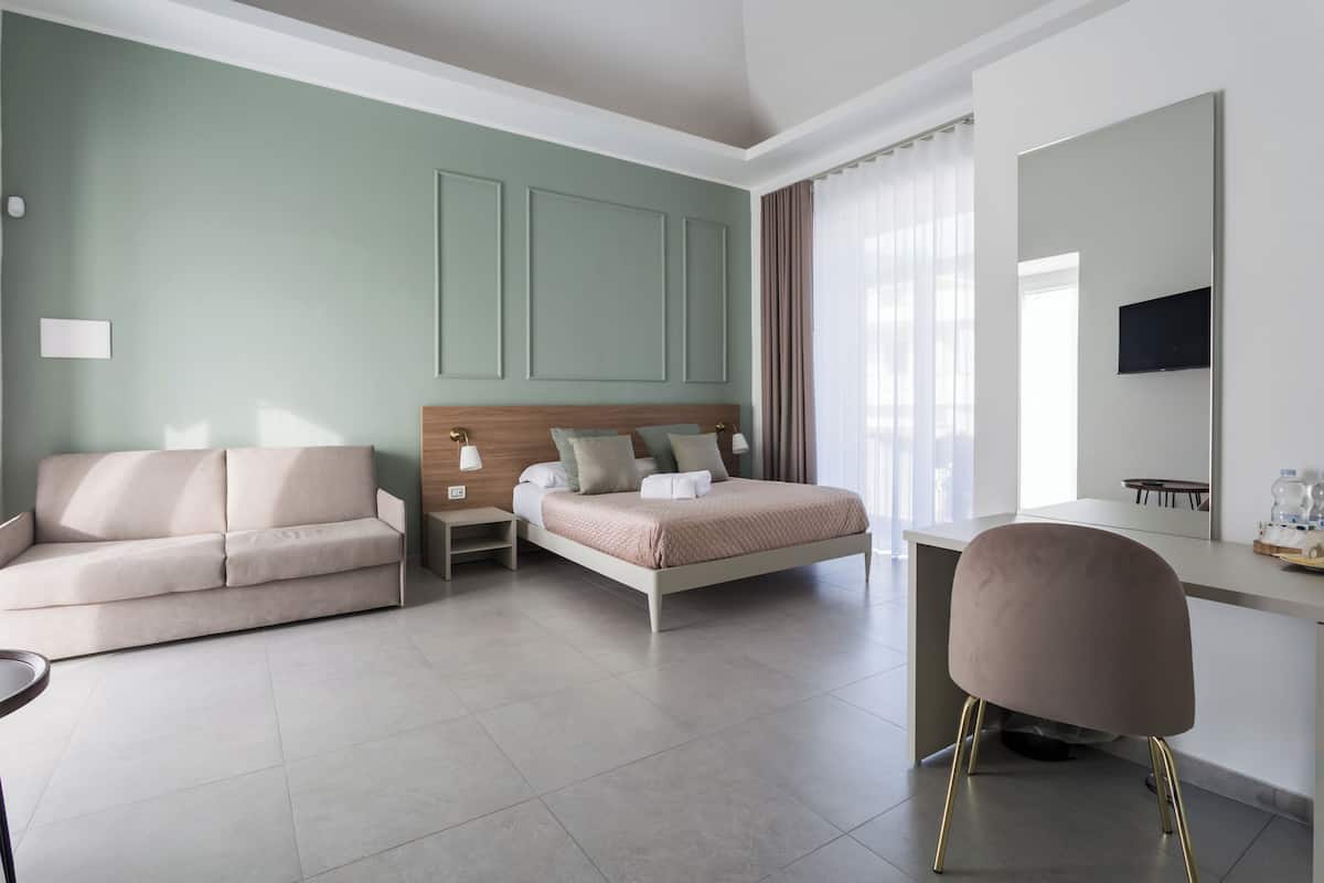 Escritorio, espacio para trabajar con laptop y wifi gratis