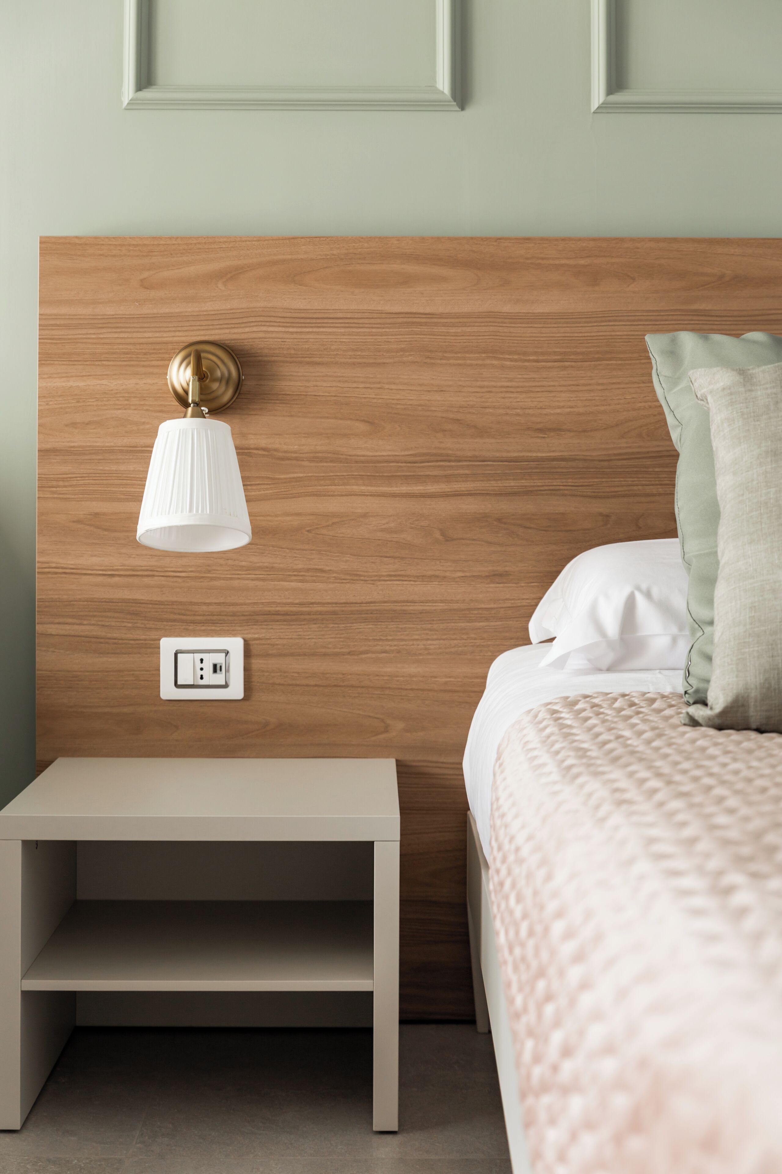 Desk, laptop workspace, free WiFi