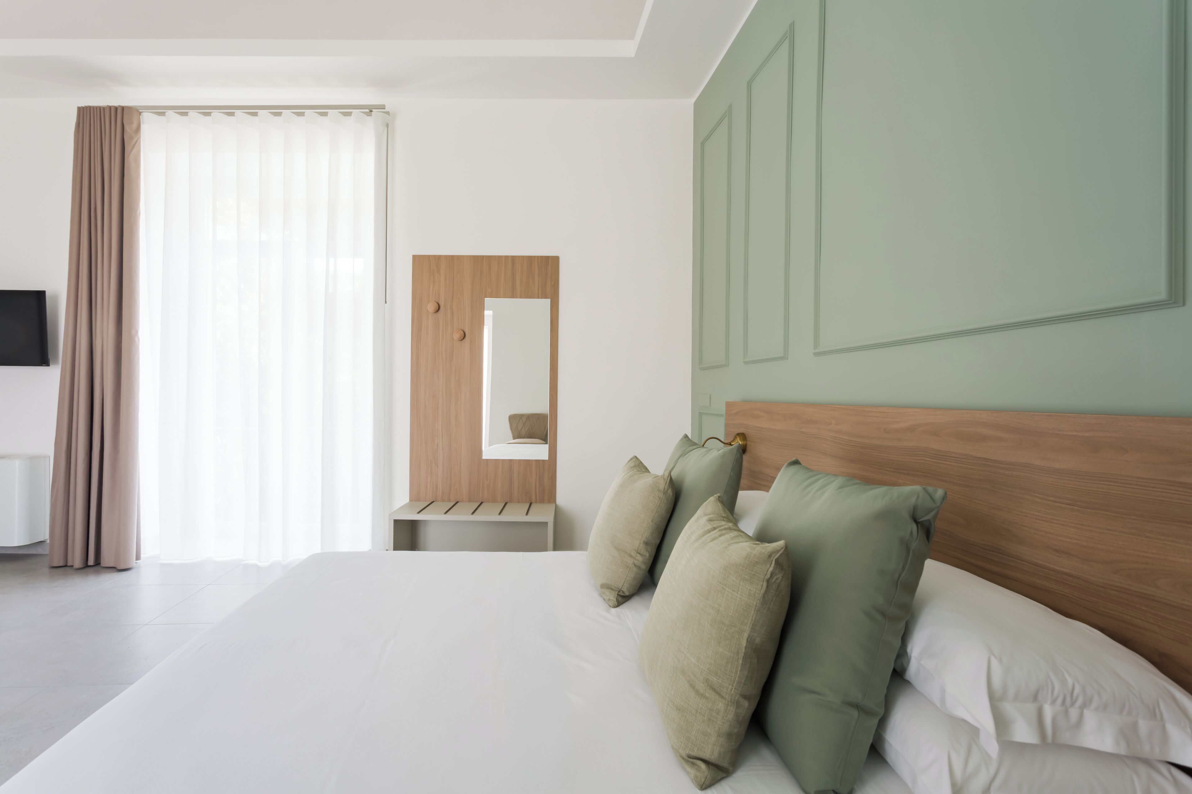 Deluxe-Vierbettzimmer | Schreibtisch, laptopgeeigneter Arbeitsplatz, kostenloses WLAN