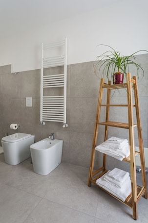 Deluxe Quadruple Room | Bathroom. Palazzo Vesuviano