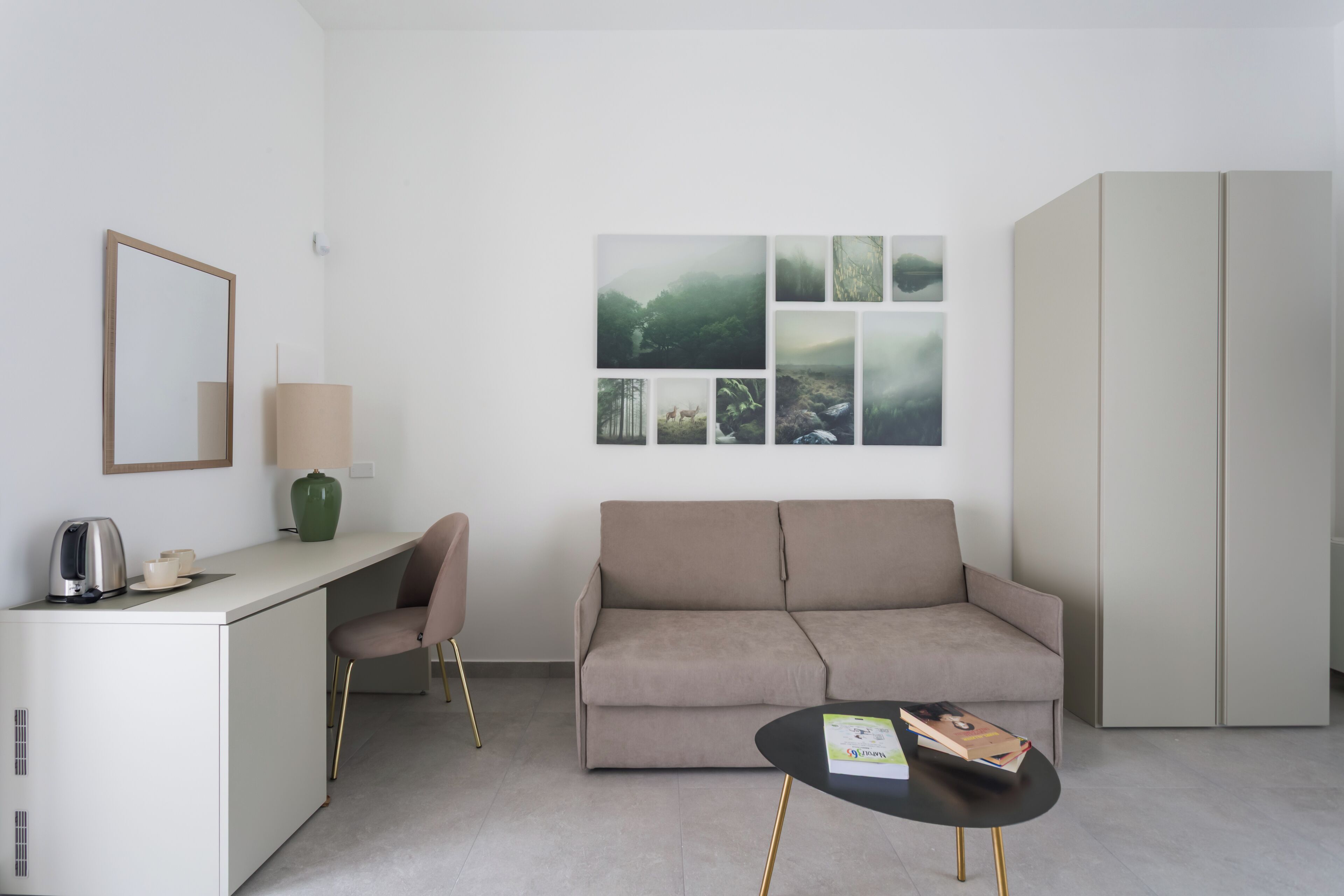 Deluxe Quadruple Room | Living area