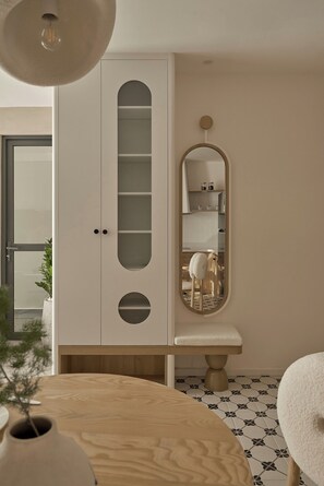 Con stile personalizzato, con arredamento individuale, una scrivania