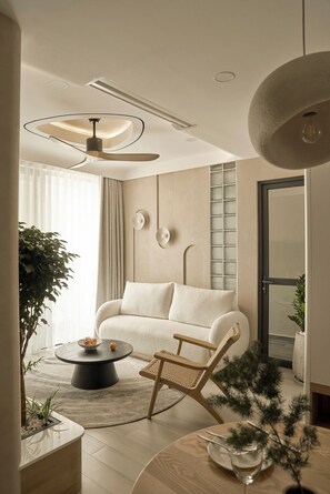 Decoración personalizada, muebles diferentes y escritorio 