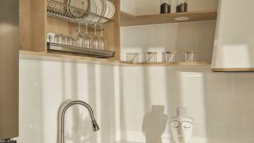 Refrigerador, microondas y comedor