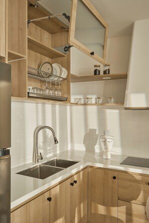 Refrigerador, microondas y comedor 