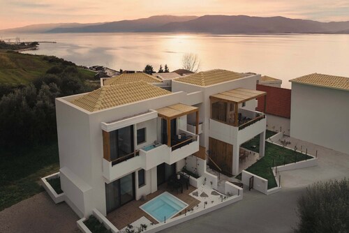 KEFI Paleros - Modern Ground Floor apartment with mini pool in the heart of Paleros