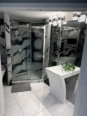 Shower, hair dryer, bidet, towels - Modern luxury house near downtown with swimming pool. (Las Vegas)