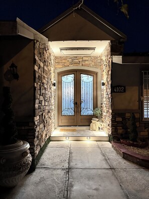 Exterior detail - Modern luxury home close to downtown and Las Vegas airport (Las Vegas)