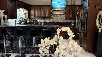 Microondas, horno y lavavajillas