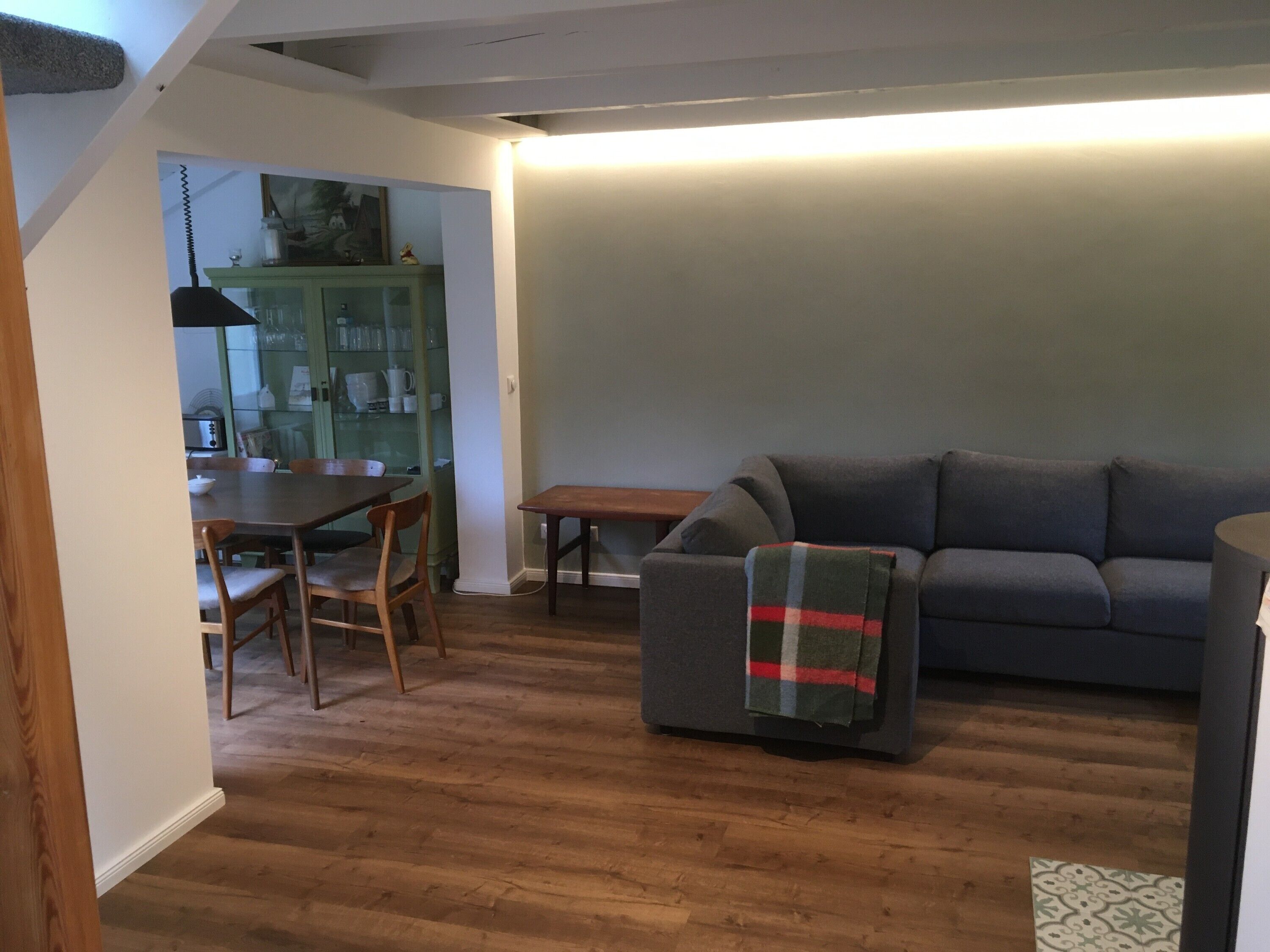 Fernseher, Kamin, Tischtennisplatte