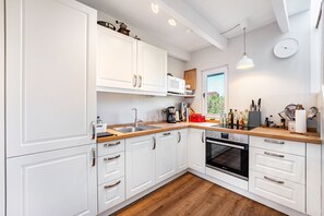 Fridge, microwave, oven, stovetop - Charming Schlei Cottage Lorenz – Nature Retreat for Up to 4 Guests (Boren)