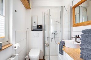 Shower, hair dryer, towels - Charming Schlei Cottage Lorenz – Nature Retreat for Up to 4 Guests (Boren)