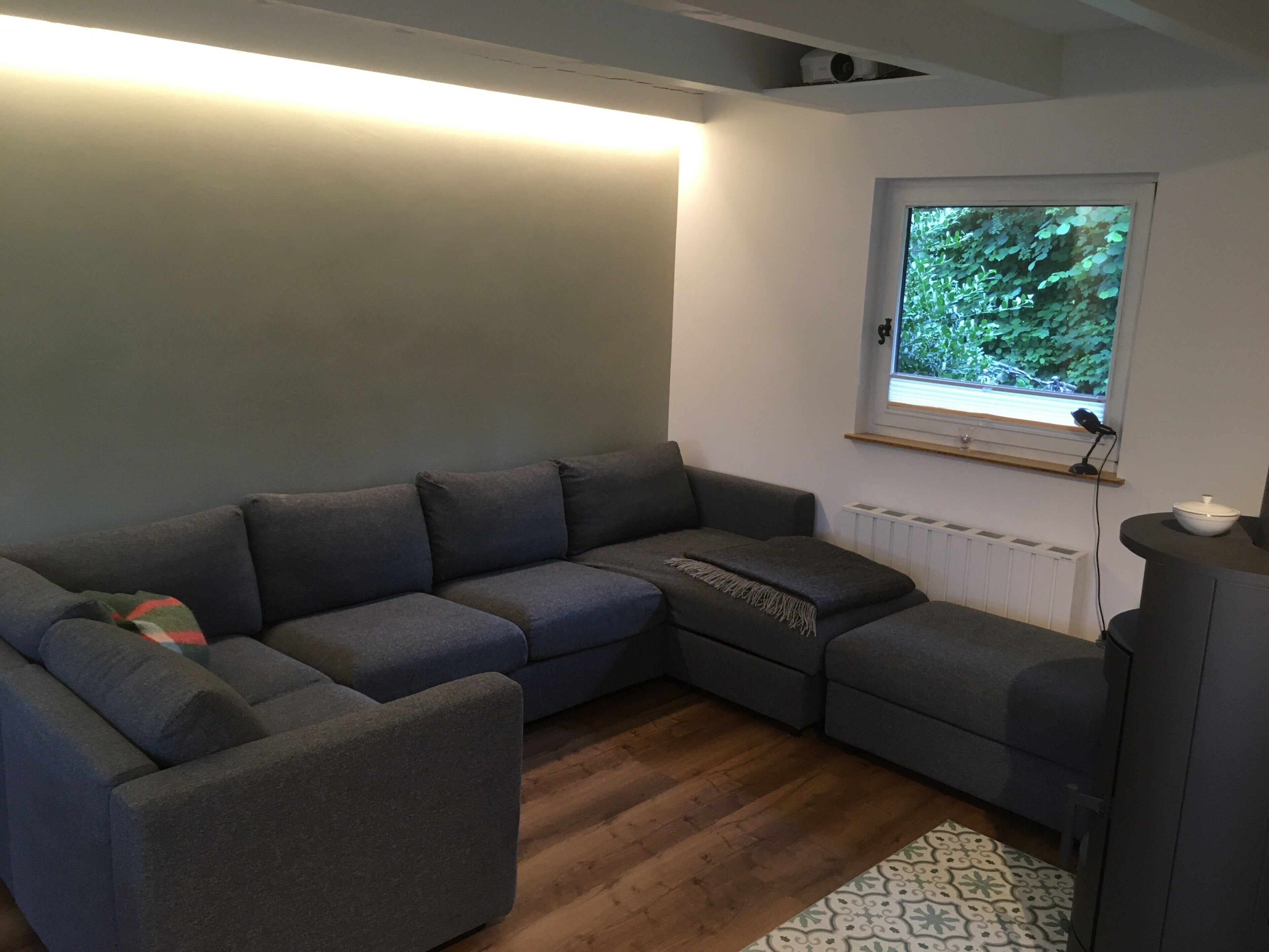 Fernseher, Kamin, Tischtennisplatte