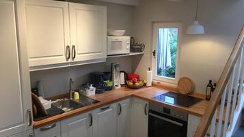 Frigorífico, microondas, horno y placa de cocina