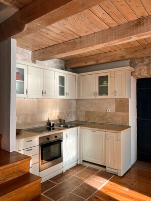 Villa, 2 habitaciones, balcón, vistas al mar | Cocina privada | Frigorífico, microondas, cafetera o tetera y hervidor eléctrico