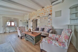 55-inch TV with satellite channels - Castello degli Aranci Eco Resort (Petrovac)