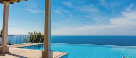 3 outdoor pools, pool umbrellas, sun loungers