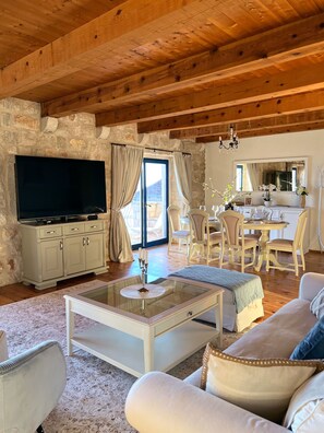 Villa, balcon, vue mer | Coin séjour | Télévision de 55 pouces avec chaînes par satellite