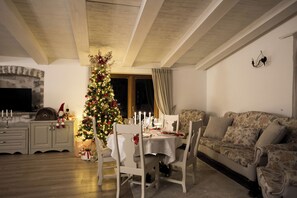 Jääkaappi, mikroaaltouuni, kahvin-/teenkeitin, vedenkeitin