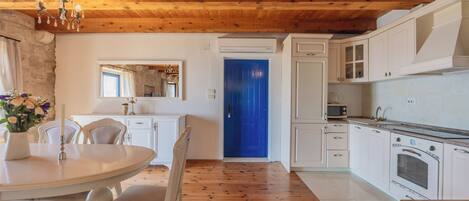 Villa, 2 soverom, balkong, sjøutsikt | Eget kjøkken | Kjøleskap, mikrobølgeovn, ovn og kokeplater