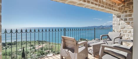 Quarto triplo júnior, várias camas, banheiro privativo, vista para a praia | Área da propriedade