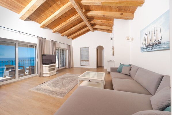 Junior Triple Room, Berbilang Katil, Private Bathroom, Beach View | Ruang tamu | 55 inci televisyen dengan satelit 