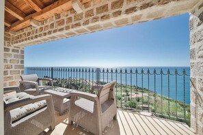 Junior-Dreibettzimmer, Mehrere Betten, eigenes Bad, Strandblick | Terrasse/Patio