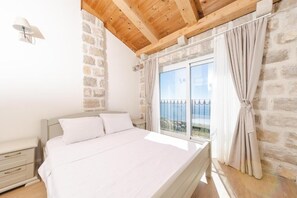 Habitación triple junior, varias camas, baño privado, vistas a la playa | Caja fuerte, decoración individual, mobiliario individual