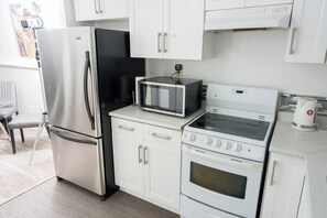 Een microgolfoven, een oven, een kookplaat