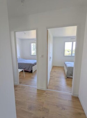 2 slaapkamers, een strijkplank/strijkijzer, reisbedje, gratis wifi
