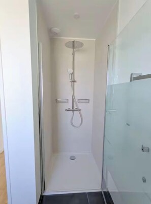 Een douche, een haardroger, handdoeken, zeep