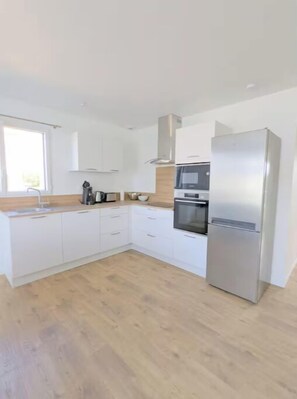 Fridge, microwave, oven, stovetop - La Gloriette, 56 m2, 10 min from Berck, rated 3 stars (Verton)