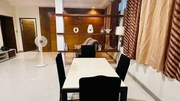 Apartment, Stadtblick | Speisen